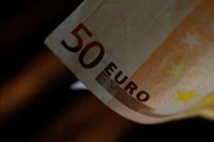 Euro, Yuan, and Yen Face Pressure Amid Economic Turmoil